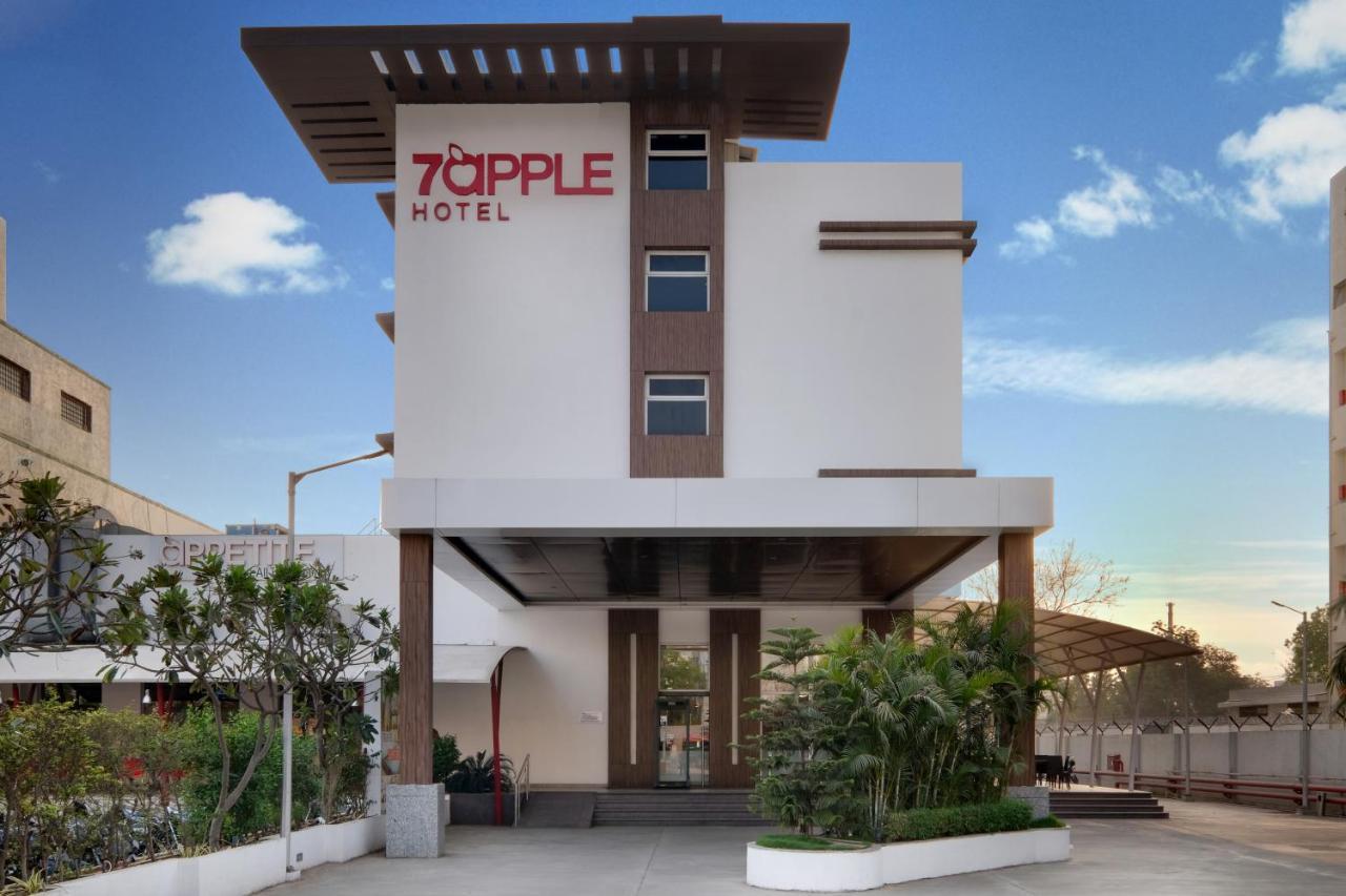 7 Apple Hotel, Вадодара Экстерьер фото
